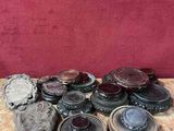 de nombreux types de boutons posés sur une table