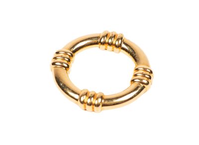 une image d'une bague en or sur fond blanc