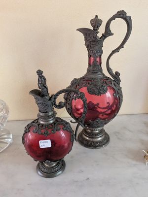 deux vases rouges posés l'un à côté de l'autre sur une table