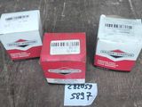 trois paquets de cigarettes rouges et blanches posés sur une table