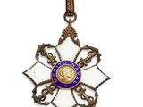 gros plan d'une médaille sur fond blanc