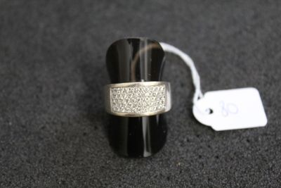une bague posée sur une table avec une étiquette de prix