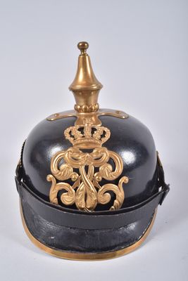 une cloche noire et dorée surmontée d'une couronne dorée