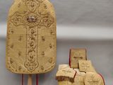 une image représentant une aube de prêtre et une croix posée sur un socle