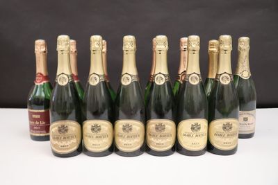 six bouteilles de champagne alignées sur une table