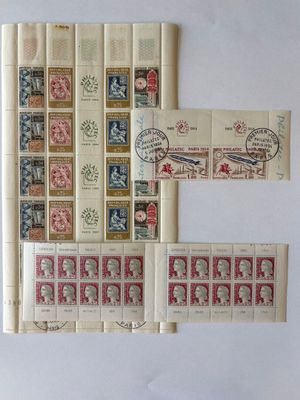 quelques vieux timbres sont posés sur une table avec un fond blanc
