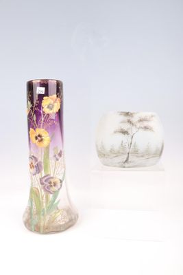 deux vases ornés de fleurs, posés l'un à côté de l'autre