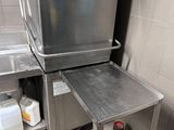 une petite table avec un évier dans une cuisine
