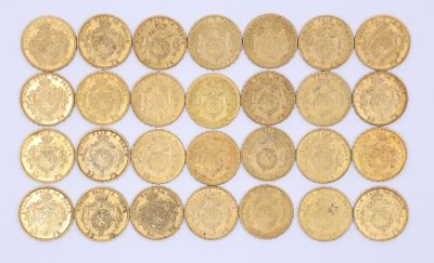 quelques pièces d'or sont disposées sur une surface blanche