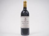 la bouteille de vin est posée sur une surface blanche