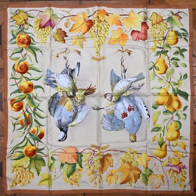 deux oiseaux posés sur une nappe