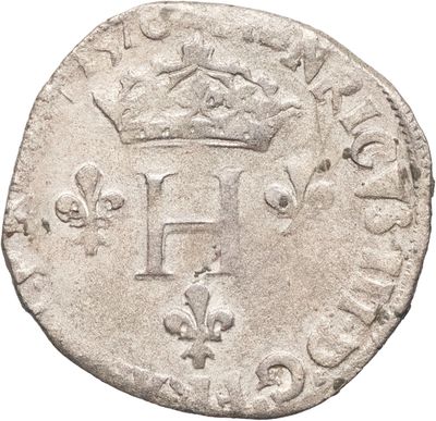 une pièce d'argent surmontée d'une couronne