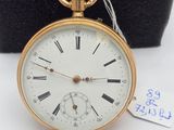 une montre de poche en or avec des chiffres romains