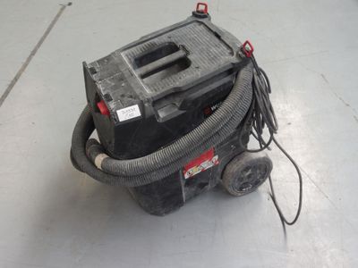 une image représentant un aspirateur posé sur un sol blanc