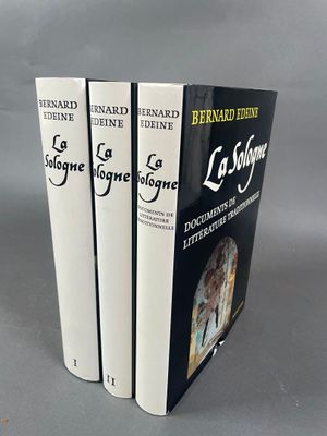 trois livres sont empilés sur une surface grise