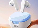 une photo d'une paire d'AirPods posée sur une chaise