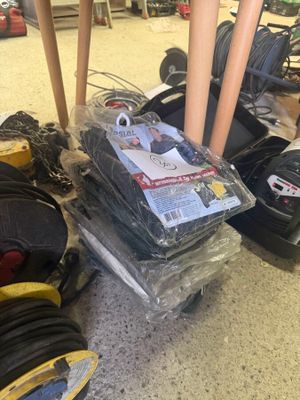 une pile de bagages posée par terre à côté d'une pile d'autres objets