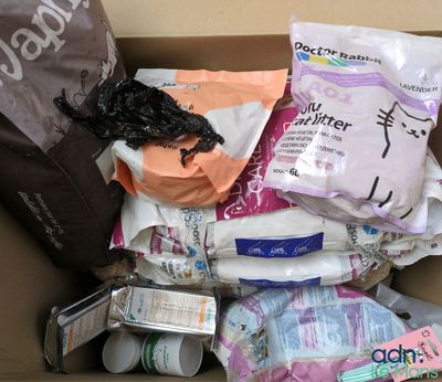 une boîte remplie d'articles de toilette et d'autres objets qui s'y trouvent