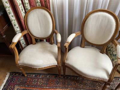 Une paire de fauteuils médaillon de style Louis XVI, garnitu… - Photo 1
