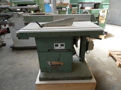 a machine that is sitting on a table in a room