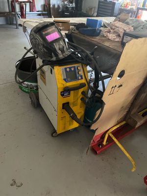 une soudeuse qui traîne dans le garage