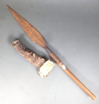 une spatule en bois et un morceau de bois posés sur une table