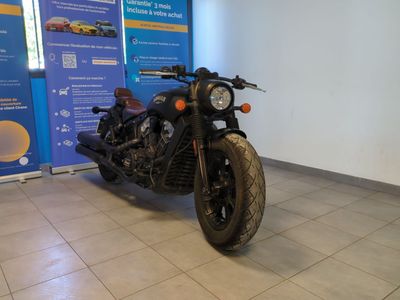 une moto garée dans un bâtiment