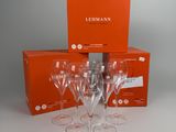 six verres à vin et une boîte de verres à vin sur la table