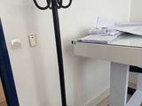 un porte-manteau noir surmonté d'une patère