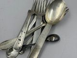 beaucoup de cuillères et de fourchettes en argent sur la table