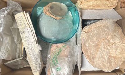 une boîte remplie de nourriture posée sur une table