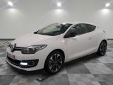 la voiture blanche est garée sur un carrelage à carreaux