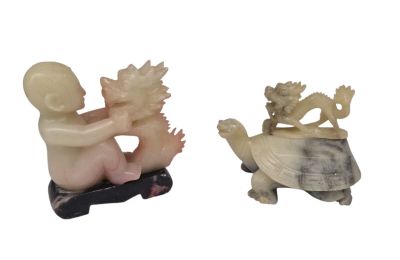 deux figurines représentant un garçon et une tortue sur un skateboard