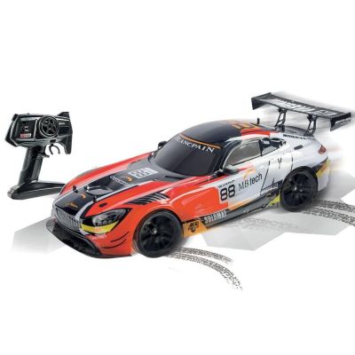 La voiture télécommandée est prête à courir sur le circuit