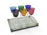 quatre verres à vin posés sur un plateau, avec un autre plateau en dessous