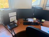 un bureau équipé de deux écrans d'ordinateur et d'un clavier