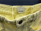 l'arrière d'un pantalon jaune muni d'une étiquette