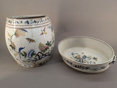 deux vases posés l'un à côté de l'autre sur une table