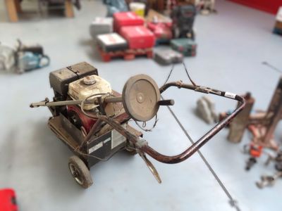 a small machine that is sitting on the floor