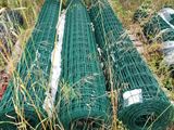 plusieurs morceaux de filet en plastique vert sont posés par terre