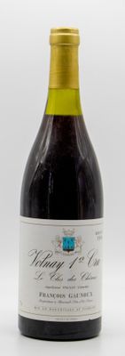 une bouteille de vin posée sur une table