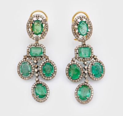 une paire de boucles d'oreilles en émeraude et diamant