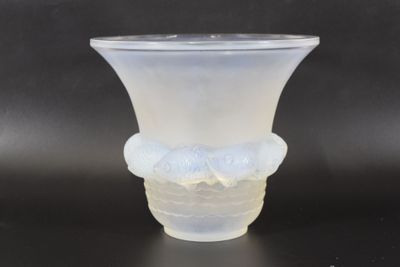 un vase en verre avec une fleur à l'intérieur sur une table