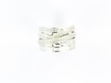 gros plan d'une bague en argent sur fond blanc