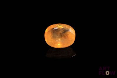 une pierre de quartz jaune sur une surface noire