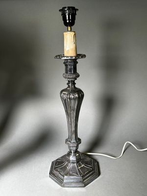 une bougie posée sur une table