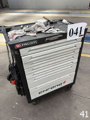 une photo d'une boîte à outils en métal sur laquelle sont posés des outils