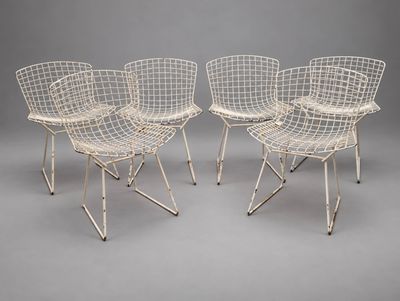 lot de quatre chaises en fil métallique