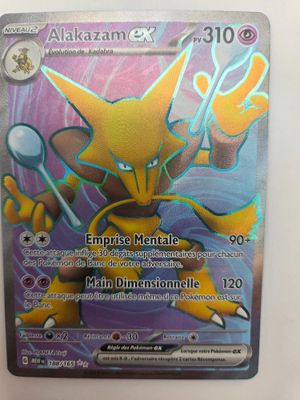 gros plan d'une carte pokemon sur une table