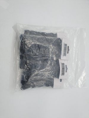 un sac en plastique contenant une paire de chaussures noires
